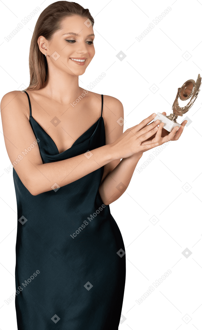 Vista frontale di una giovane donna felice in camicia da notte in possesso di un premio