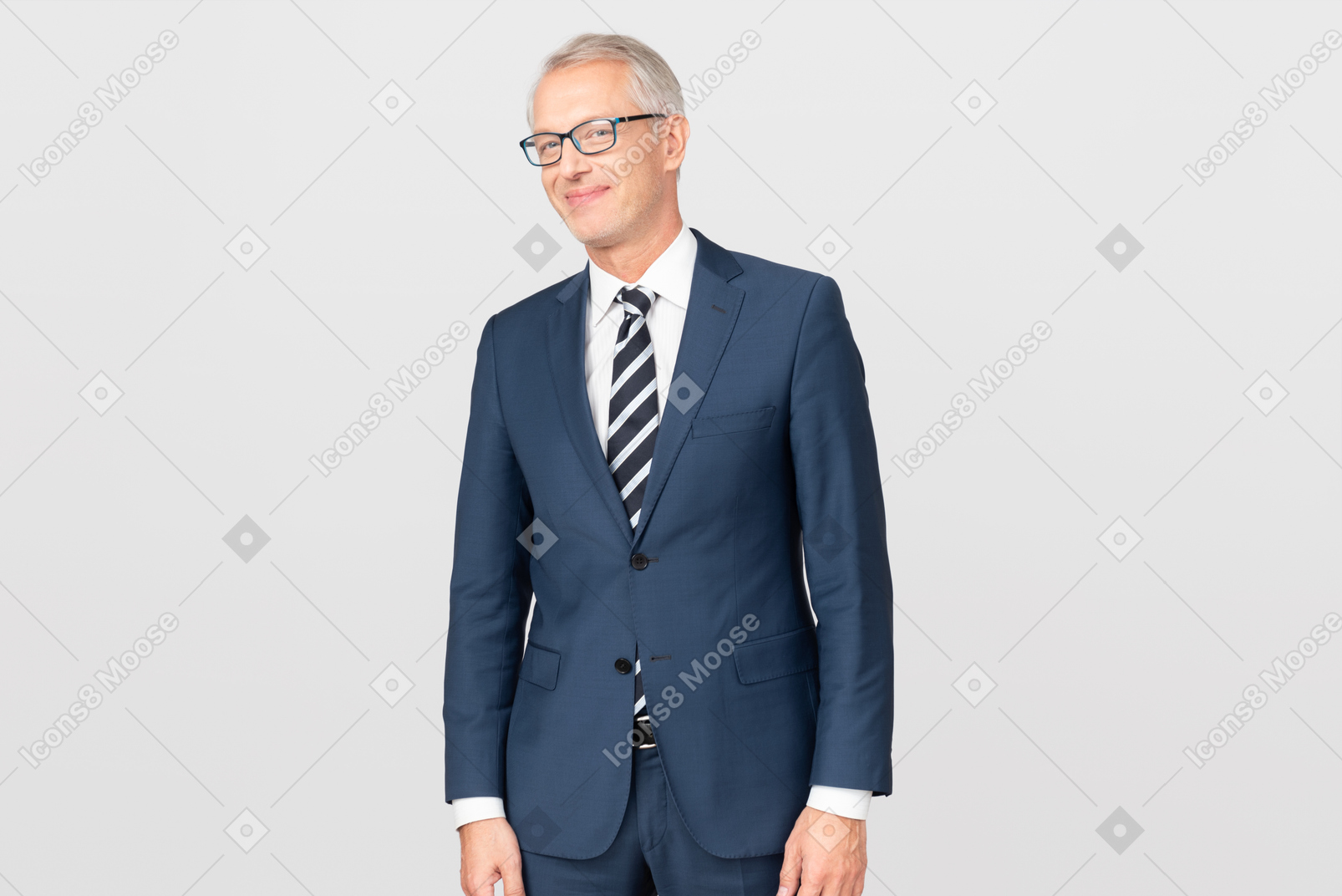 Homme d'affaires d'âge moyen souriant, debout avec sa main
