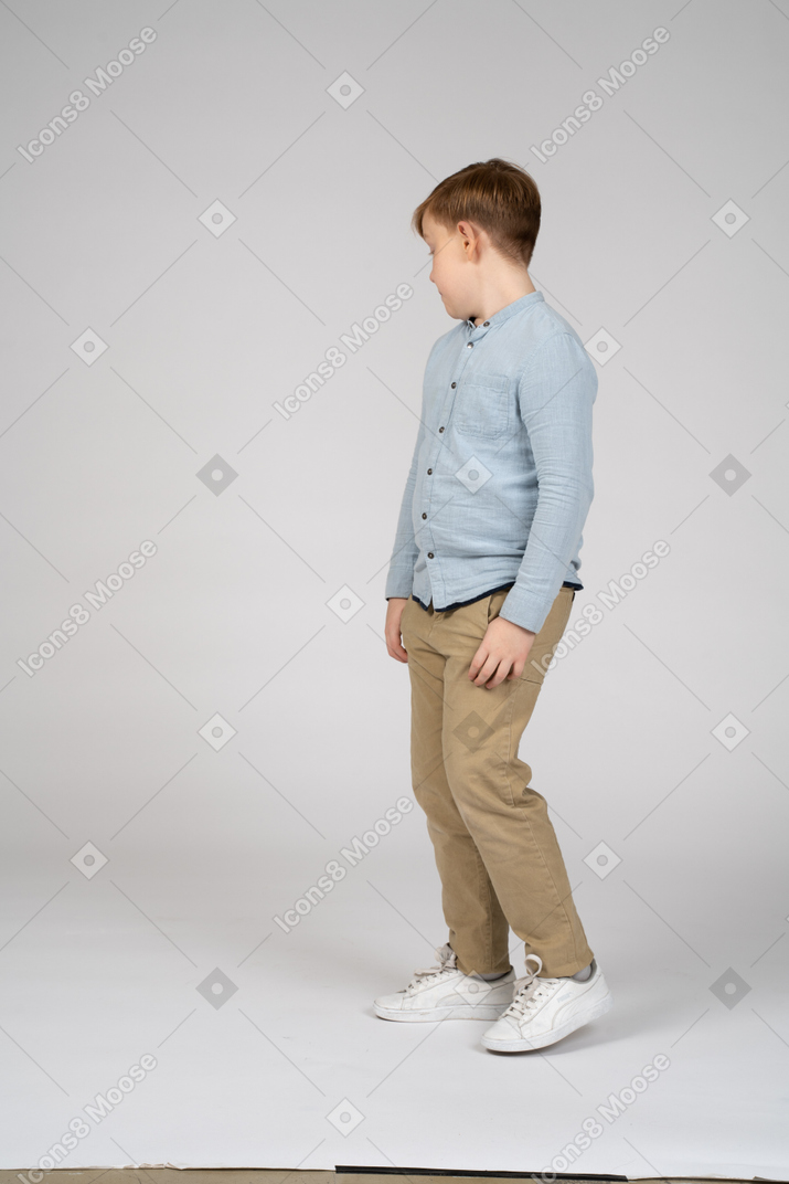 Niño de pie mirando hacia atrás