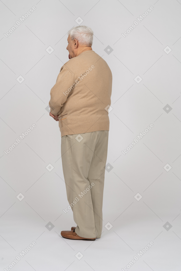 Вид сзади на старика в повседневной одежде