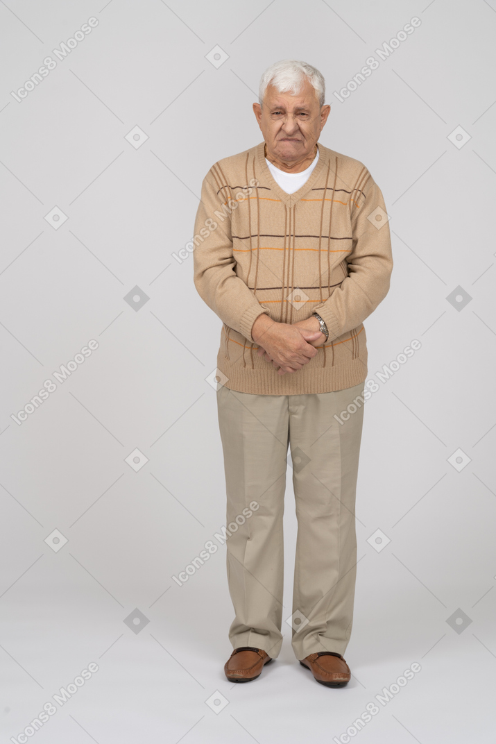 カジュアルな服装で怒っている老人の正面図