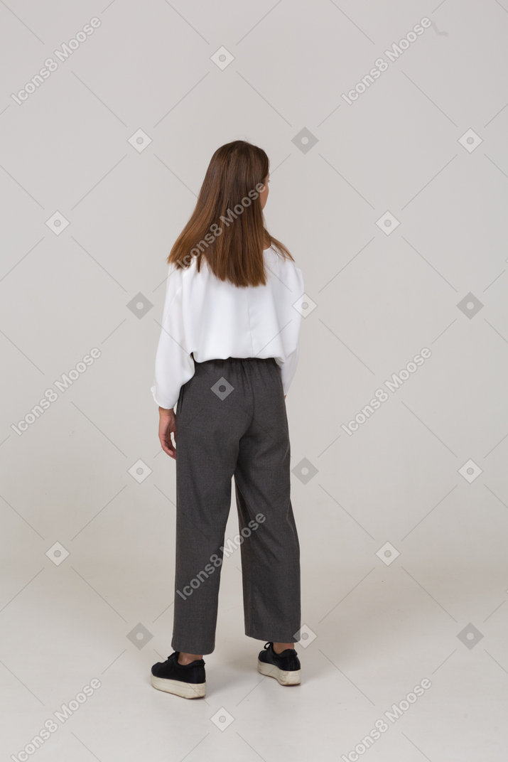Vista traseira de uma jovem com roupa de escritório, olhando para a direita