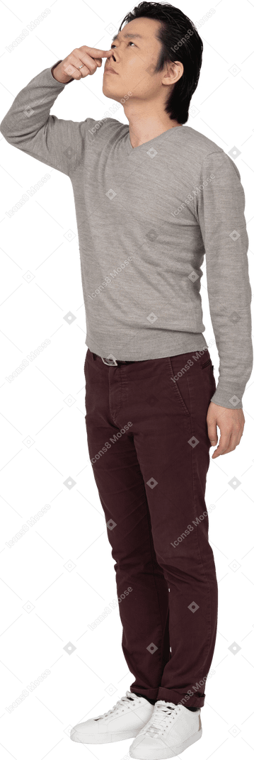 立っているカジュアルな服を着た男