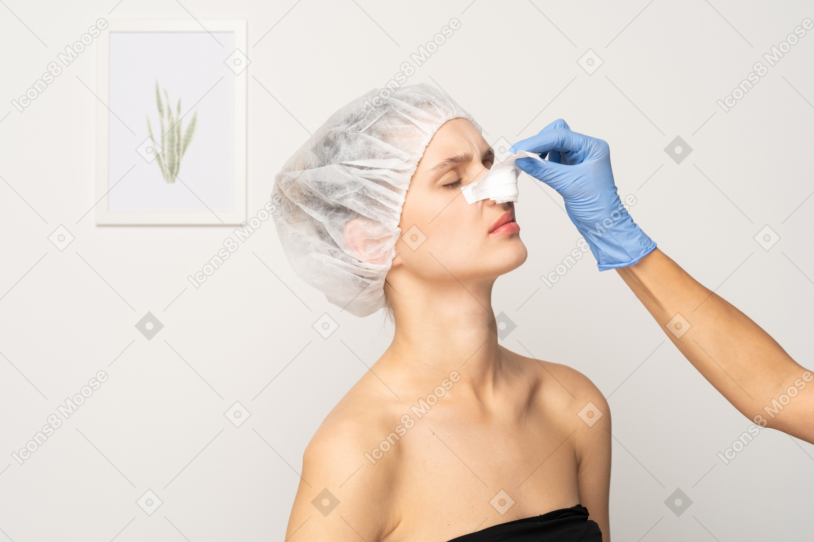 Medico che rimuove la fasciatura del naso della giovane donna