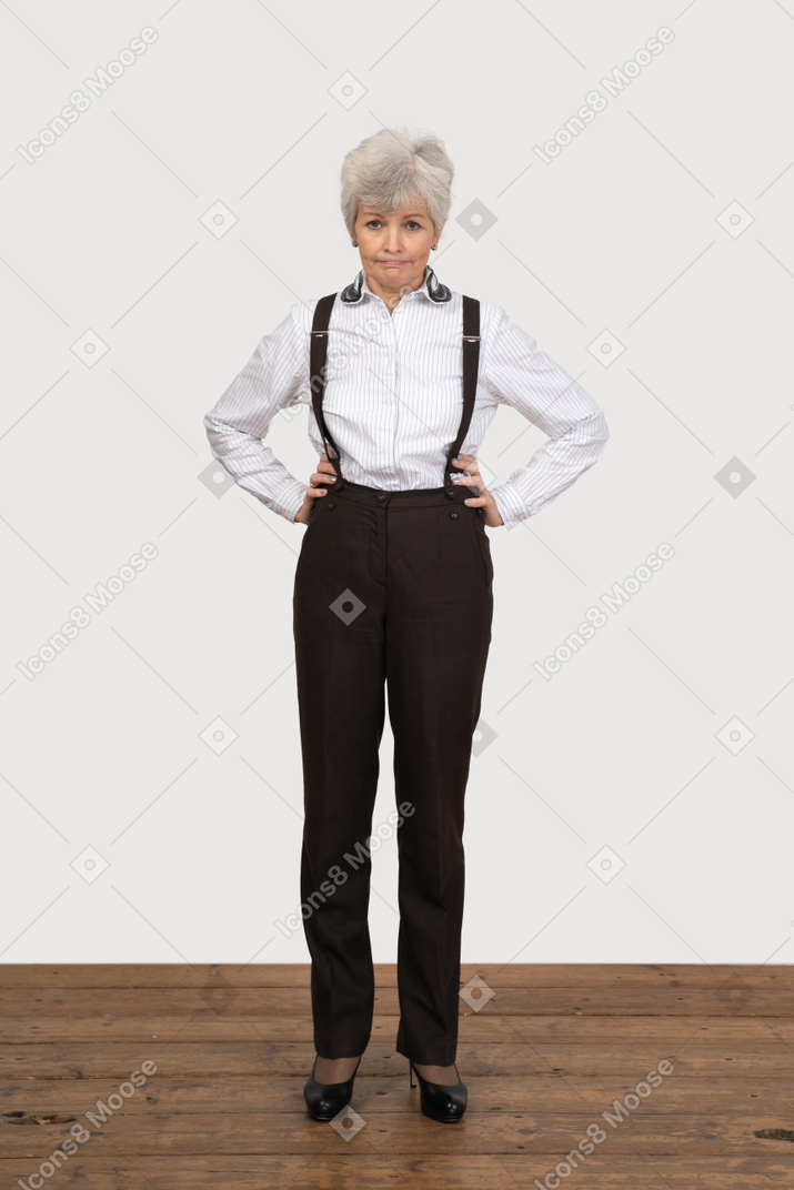Vista frontal de uma senhora insatisfeita com roupas de escritório, colocando as mãos enquanto olha para a câmera