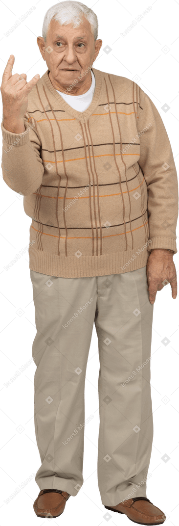 Vista frontal de un anciano con ropa informal que muestra un gesto de roca
