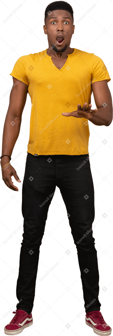 Homem em roupas casuais em pé