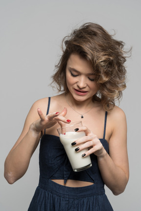 Jolie fille avec un verre de lait