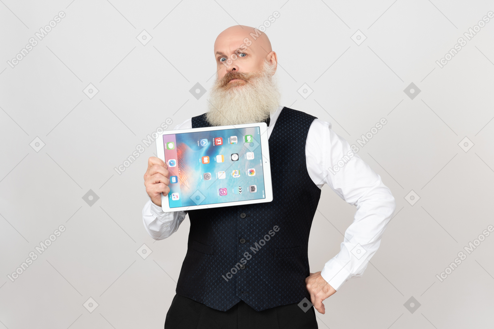 Задумчивый пожилой мужчина держит ipad