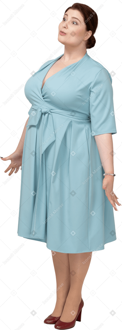 青いドレスを着た女性の側面図