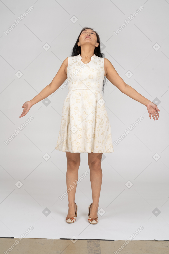 Donna in bel vestito in piedi