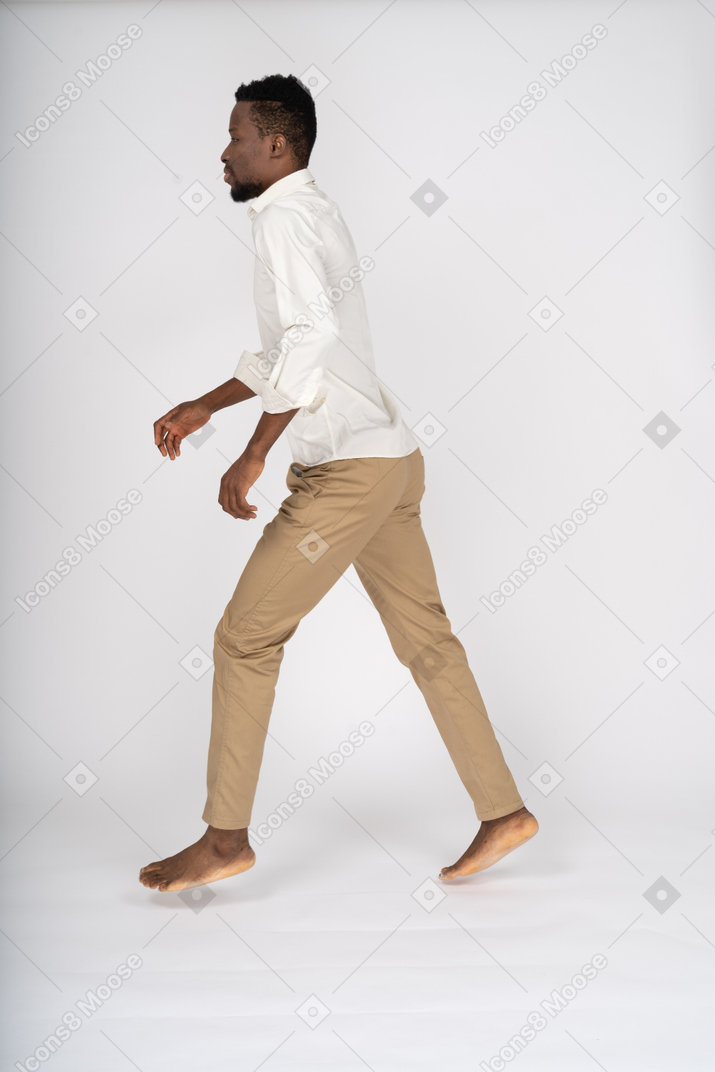 Hombre con camisa blanca caminando