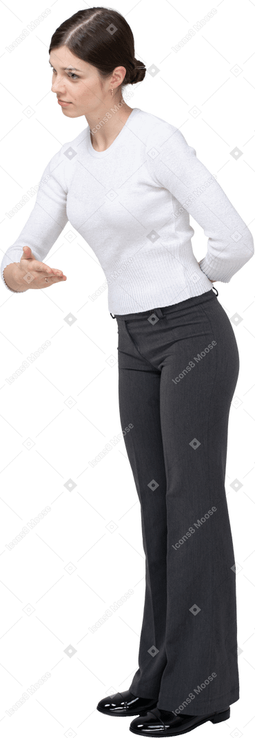 Vue latérale d'une femme en costume faisant des gestes
