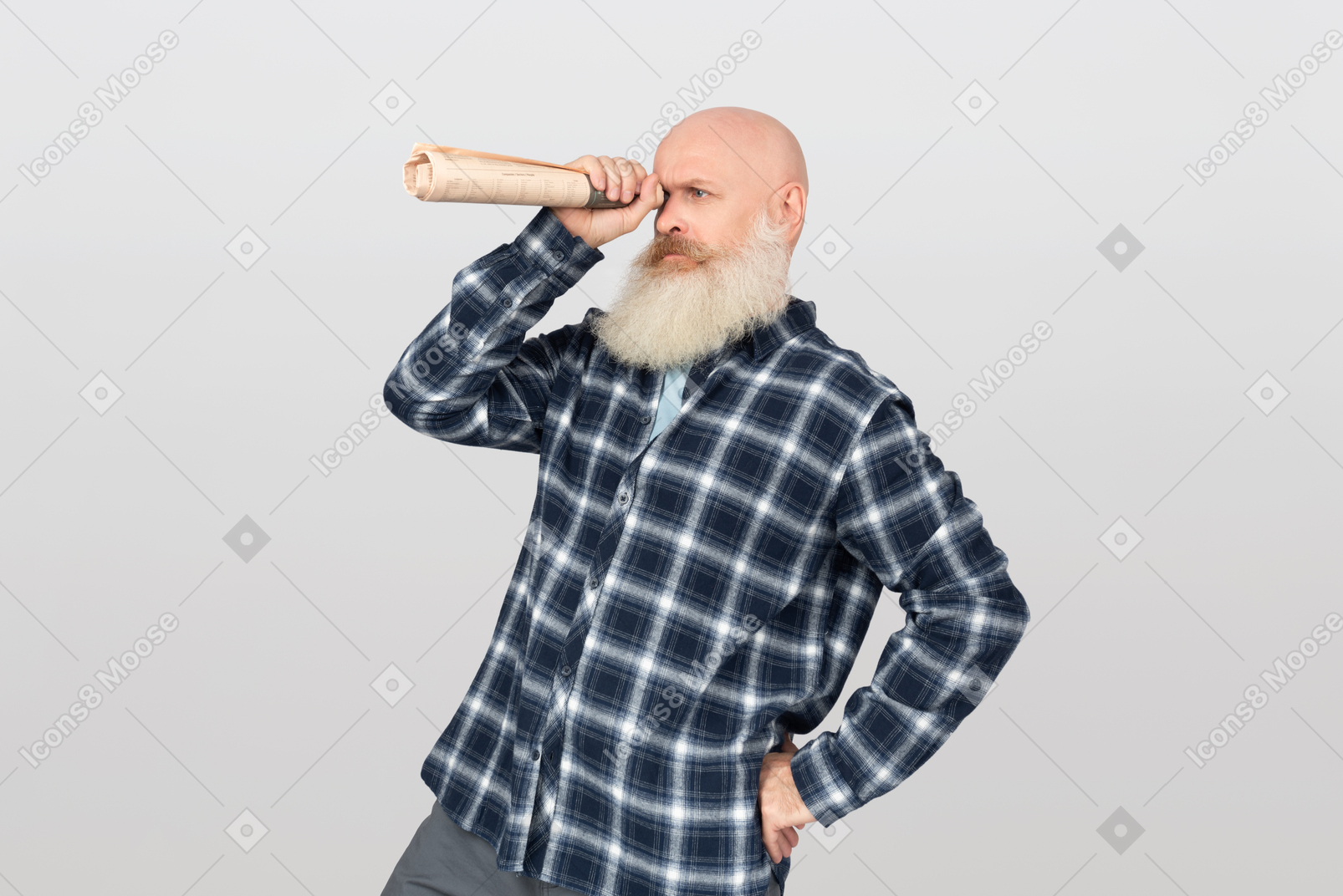 Uomo barbuto guardando attraverso un tubo di carta