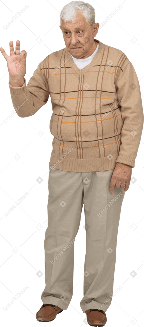 Vista frontal de un anciano con ropa informal que muestra el signo de ok