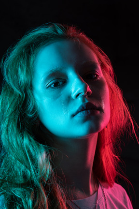 Retrato de close-up de modelo feminino sob luz azul