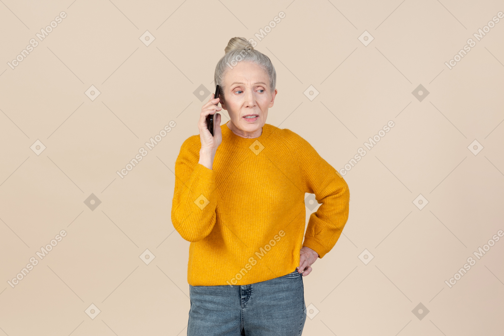 Пожилая женщина участвует в телефонном разговоре