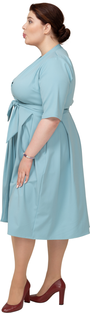 顔を作る青いドレスを着た女性の側面図