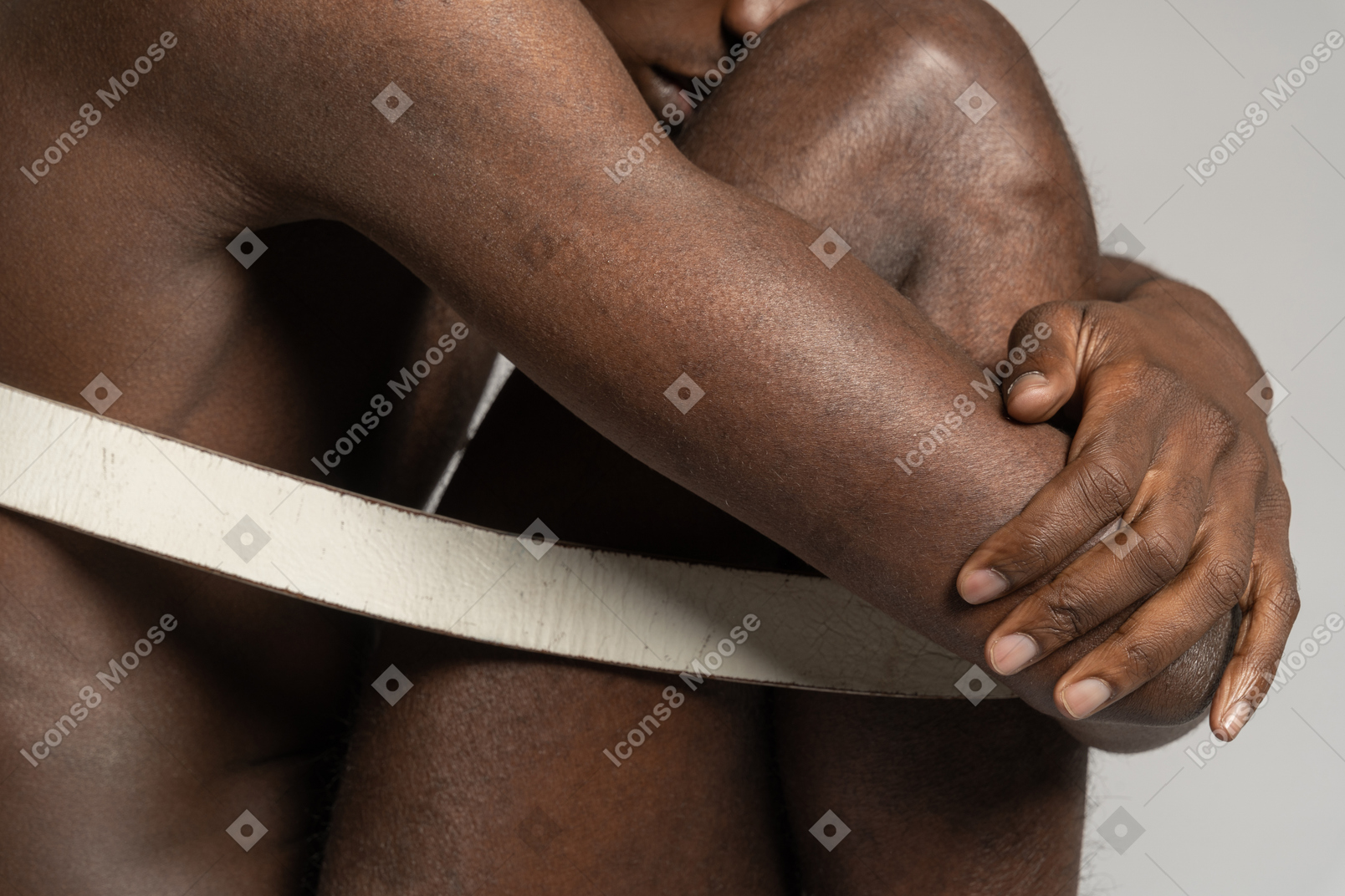 Un uomo legato con una cintura bianca