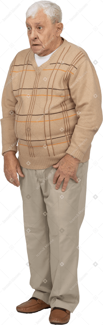 Vue de face d'un vieil homme impressionné dans des vêtements décontractés