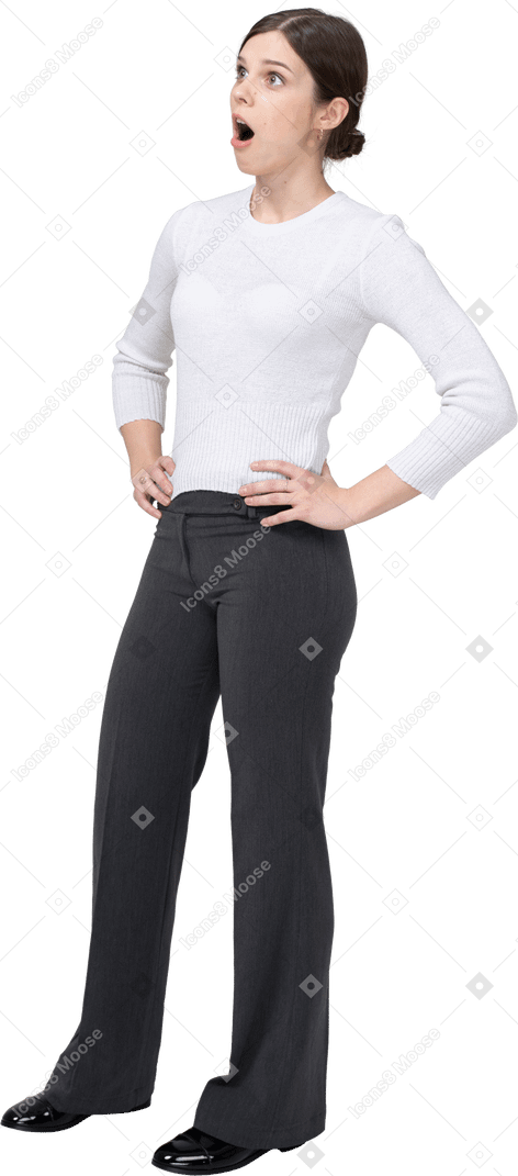 Vista frontal de uma jovem com roupas casuais, posando com as mãos na cintura