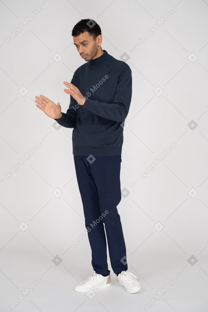 立っている黒い服を着た男
