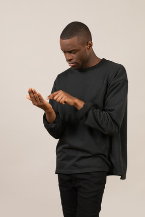 Homem negro usando smartphone imaginário