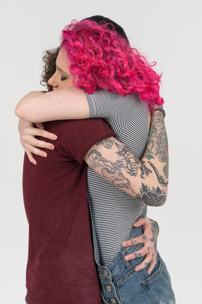 Foto lateral de um casal se abraçando