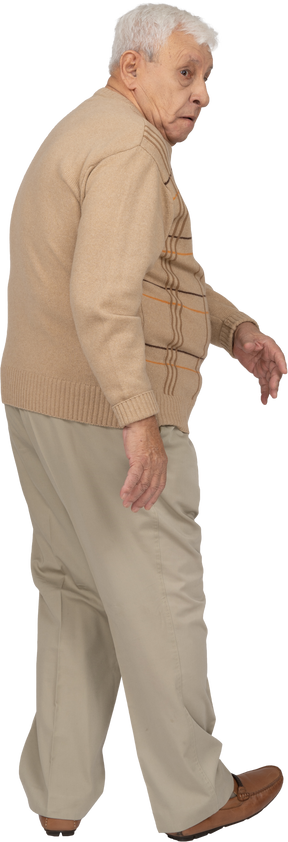 カジュアルな服を着て歩く老人の側面図