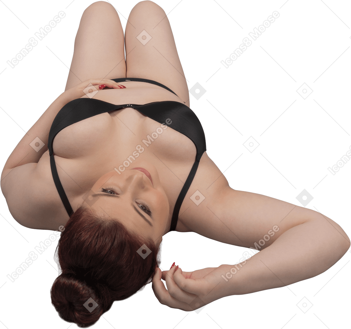 Donna in lingerie nera sdraiato sul pavimento