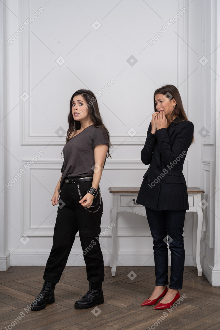Две женщины выглядят встревоженными