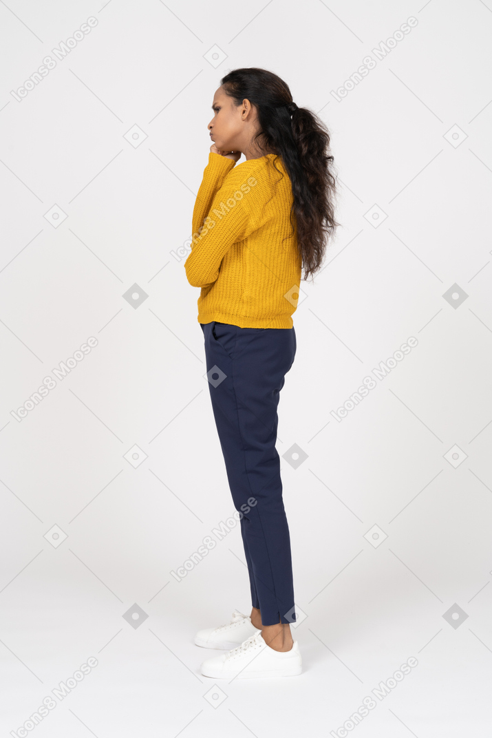 Vista lateral de uma garota pensativa em roupas casuais
