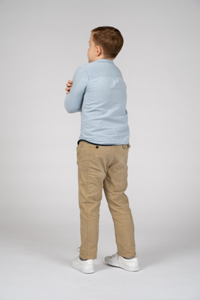 一个男孩拥抱自己的后视图