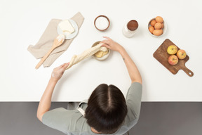 Une boulangère travaillant avec de la pâte à biscuits