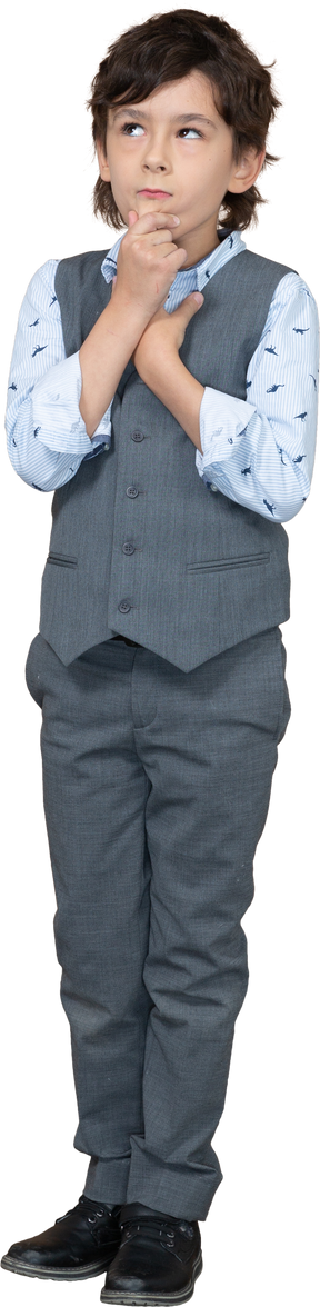 Vista frontal de un chico pensativo con traje gris mirando hacia arriba