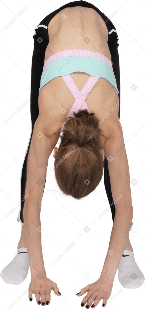 一个年轻的女孩，在运动服拉伸同时触摸地板用她的双手的前视图
