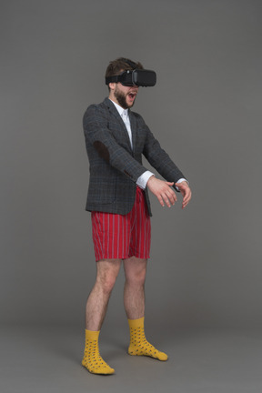 L'uomo in cuffia vr è eccitato