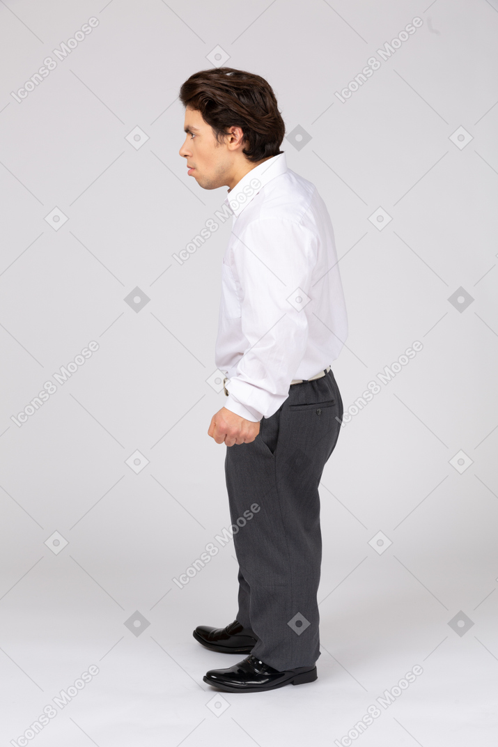 Profilansicht eines mannes mit geballter faust, der wegschaut