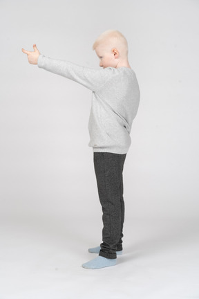 Vista lateral de la mano de un niño haciendo señas