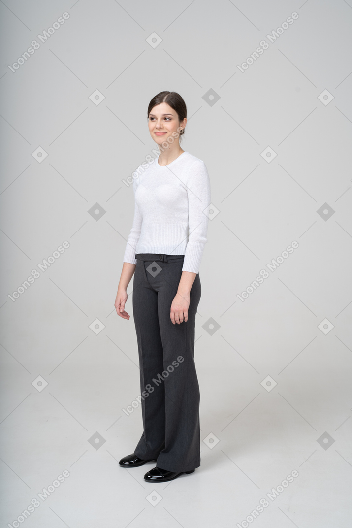 Vista frontale di una donna in camicetta bianca e pantaloni neri