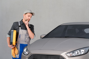 Mécanicien automobile regardant une voiture