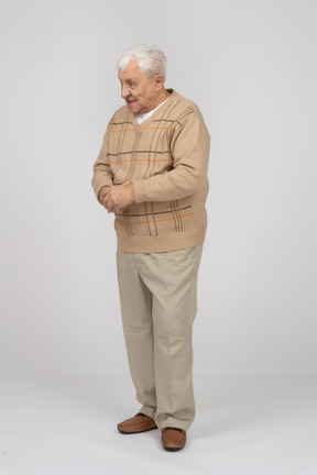 一个穿着便服的快乐老人的正面图