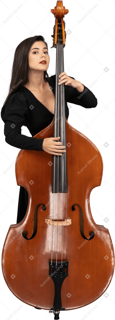 Vorderansicht einer jungen frau im schwarzen kleid, die ihren kontrabass spielt