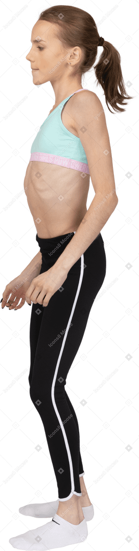 Vista lateral de uma adolescente em roupas esportivas inclinando os ombros