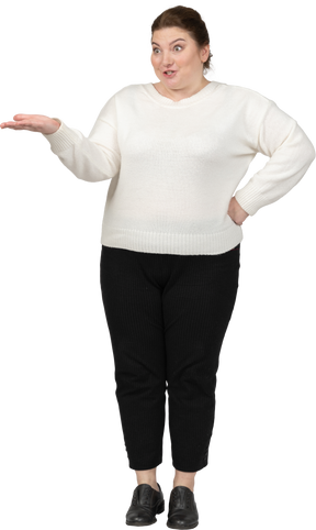Vista frontal de uma mulher gorda feliz em roupas casuais gesticulando