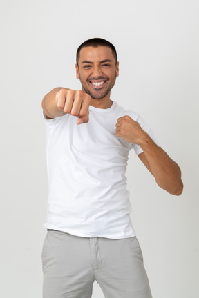 Heureux jeune homme avec le poing fermé