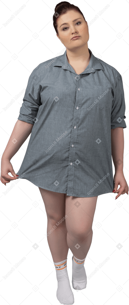 플러스 사이즈 여자 회색 배경 위에 특대 셔츠에 포즈
