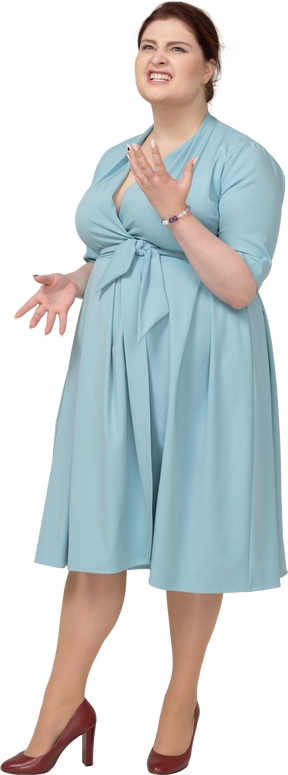 Vista frontal de uma mulher de azul gesticulando e fazendo caretas
