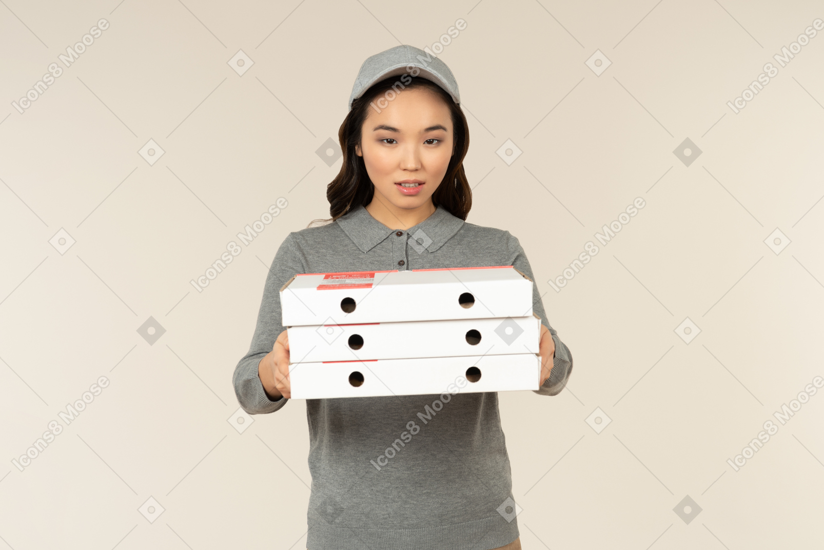 Garota de entrega de pizza asiática jovem segurando caixas de pizza