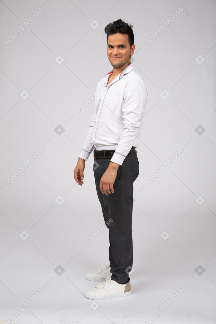 Hombre con camisa blanca de pie